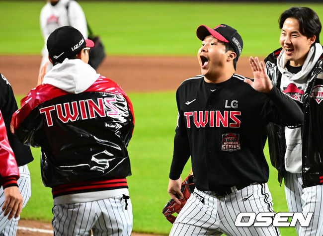 [OSEN=대전, 지형준 기자] 프로야구 LG 트윈스가 9회에만 6점을 올리는 극적인 역전승을 거두고 한국시리즈 승기를 잡았다.LG는 30일 대전 한화생명볼파크에서 열린 2025 신한 SOL뱅크 KBO 한국시리즈 4차전 한화 이글스와의 경기에서 7-4로 승리했다. 이날 승리로 LG는 시리즈 전적 3승 1패를 선점했다. 역대 한국시리즈에서 3승 1패를 선점한 팀이 우승한 확률은 94.4%(17/18)다. LG의 한국시리즈 우승까지는 단 1승이 남았다. 경기를 마치고 LG 염경엽 감독과 문보경이 승리 하이파이브를 하고 있다. 2025.10.30 /jpnews@osen.co.kr