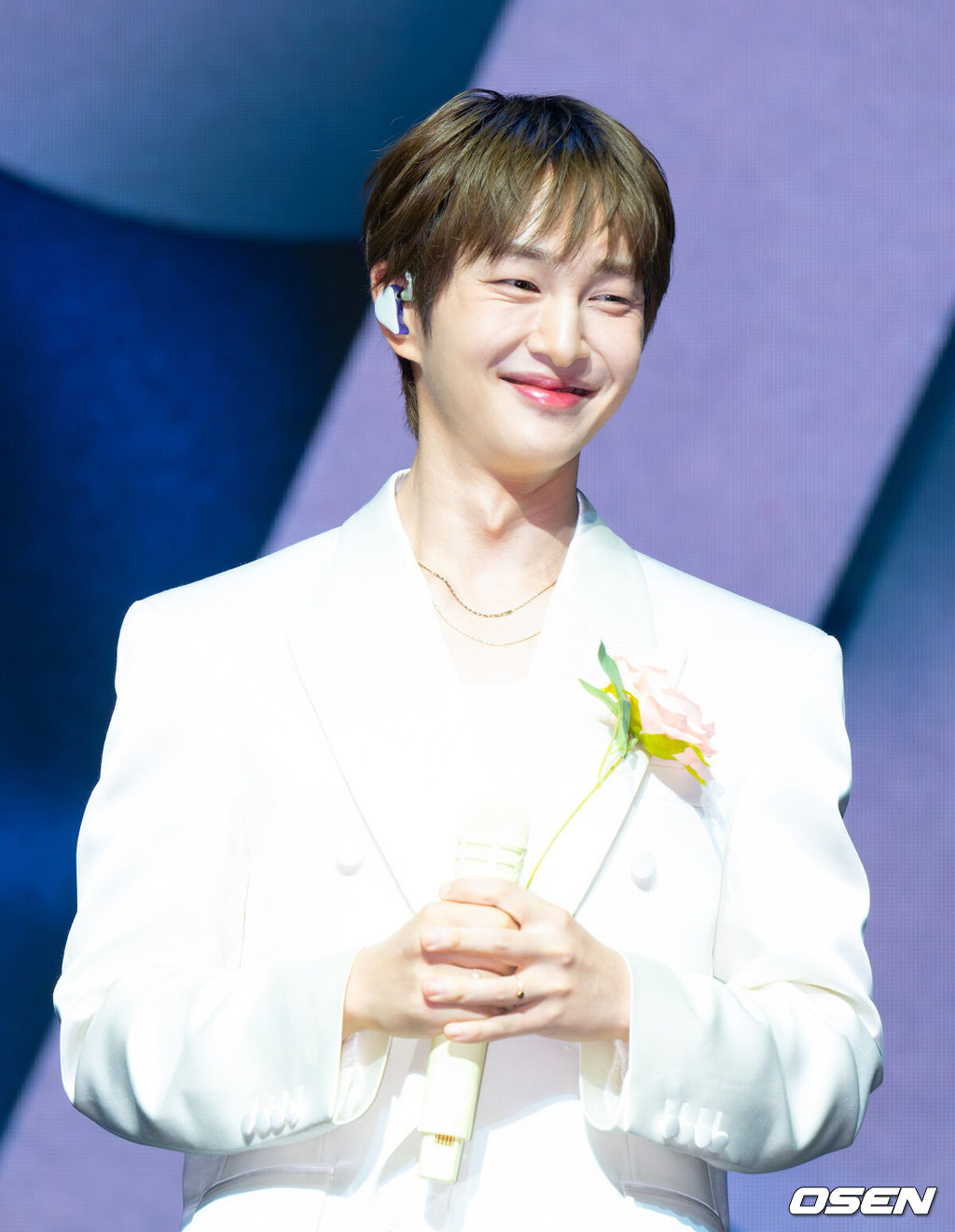 15일 오후 서울 영등포구 명화라이브홀에서 샤이니 온유(ONEW)의 솔로 정규 2집 ‘PERCENT’ 발매 기념 쇼케이스가 열렸다. 앨범 ‘PERCENT’는 비워지고, 채워지며 완성되어 가는 온유만의 기록이다. 온유는 세상을 살아가며 만나는 무수한 것들과 상호 보완의 관계를 이루며 100%를 채워간다. 결코 혼자서는 완전할 수 없지만, 불완전한 존재들 역시 그 자체로 아름답다는 믿음이 담겼다. 온유가 곡 작업 전반에 직접 참여해 진화된 음악적 역량을 입증한다.샤이니 온유가 포즈를 취하고 있다. 2025.07.15 / ksl0919@osen.co.kr