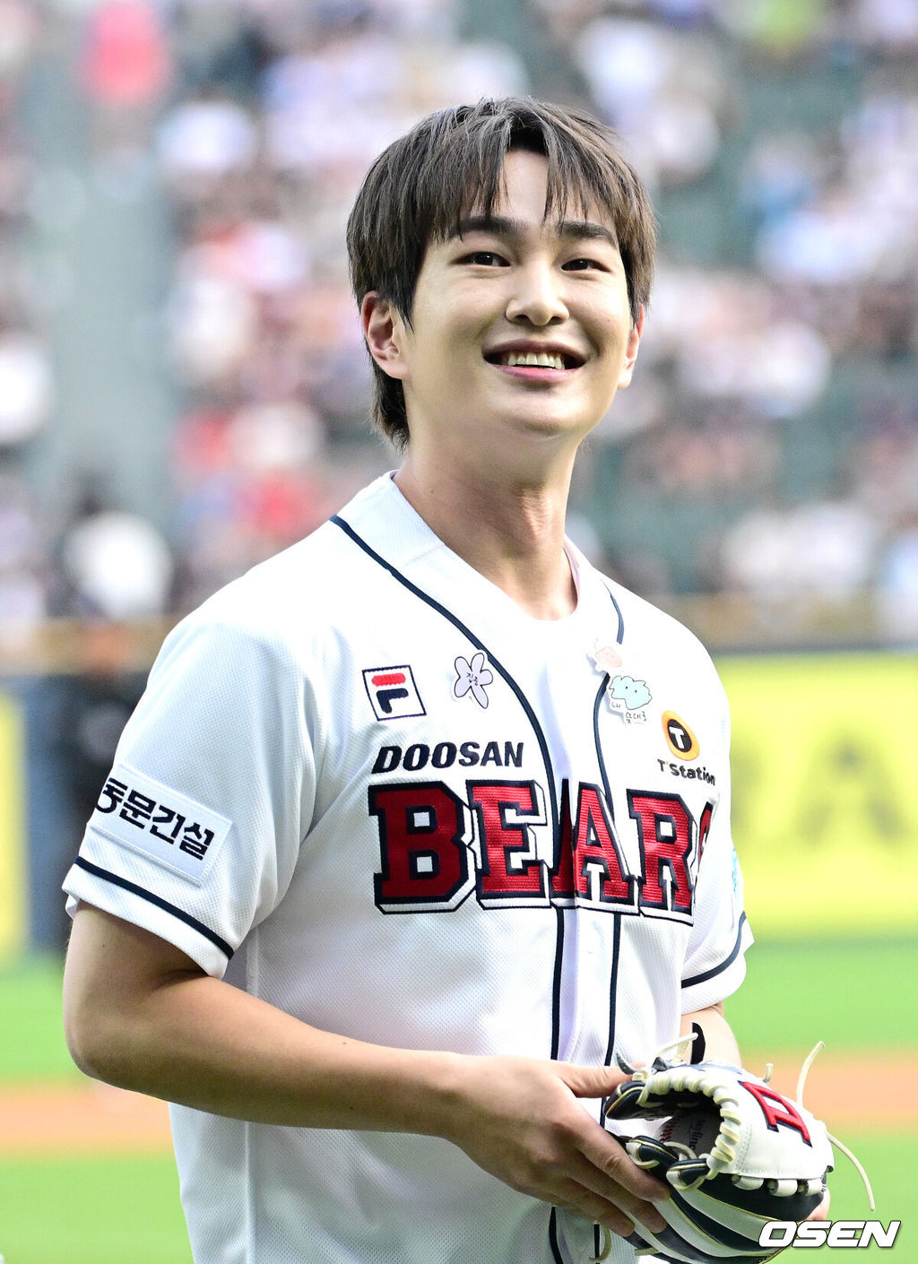 31일 오후 서울 잠실야구장에서 ‘2024 신한은행 SOL Bank KBO리그’ 두산 베어스와 롯데 자이언츠의 경기가 열렸다.이날 홈팀 두산은 곽빈, 방문팀 롯데는 김진욱을 선발로 내세웠다.샤이니 온유가 시구자로 나서 공을 던진 뒤 그라운드를 나서며 미소짓고 있다. 2024.08.31 / dreamer@osen.co.kr