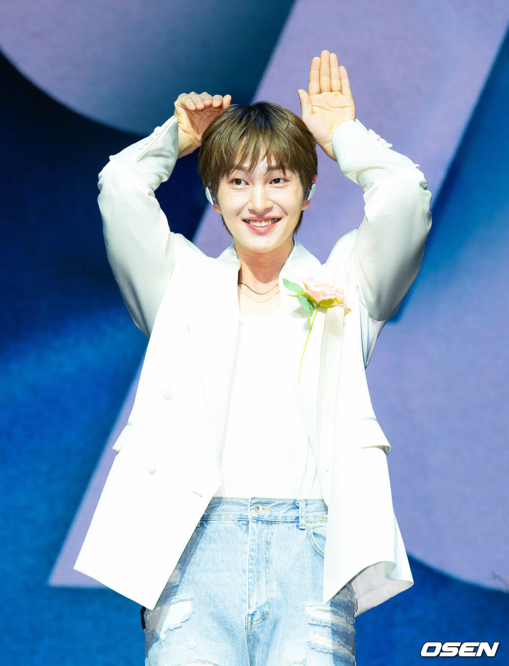 15일 오후 서울 명화라이브홀 명화라이브홀에서 샤이니 온유(ONEW)의 솔로 정규 2집 ‘PERCENT’ 발매 기념 쇼케이스가 열렸다. 앨범 ‘PERCENT’는 비워지고, 채워지며 완성되어 가는 온유만의 기록이다. 온유는 세상을 살아가며 만나는 무수한 것들과 상호 보완의 관계를 이루며 100%를 채워간다. 결코 혼자서는 완전할 수 없지만, 불완전한 존재들 역시 그 자체로 아름답다는 믿음이 담겼다. 온유가 곡 작업 전반에 직접 참여해 진화된 음악적 역량을 입증한다.샤이니 온유가 포즈를 취하고 있다. 2025.07.15 / ksl0919@osen.co.kr