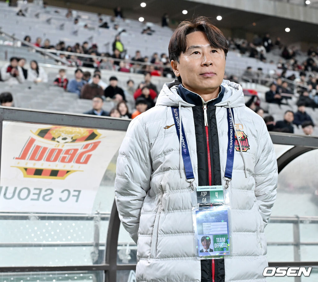 4일 오후 서울 상암동 서울월드컵경기장에서 '2025-2026 아시아축구연맹(AFC) 챔피언스리그 엘리트(ACLE) 리그'  스테이지 4차전 FC서울과 청두 룽청의 경기가 진행됐다.서울은 ACLE 앞선 3경기에서 1승 1무 1패를 거둬 12개 팀 중 6위에 올라가 있다.서울 김기동 감독이 그라운드를 바라보고 있다. 2025.11.04 / rumi@osen.co.kr
