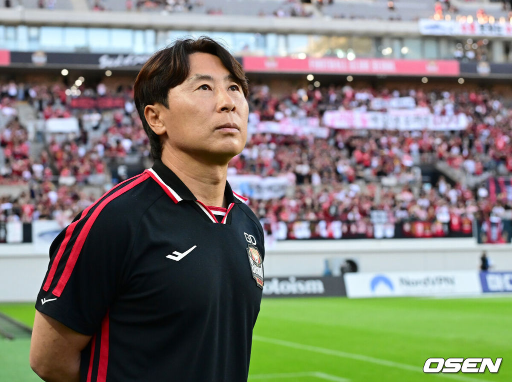 29일 오후 서울 마포구 월드컵경기장에서 하나은행 K리그 1 2025 21라운드 서울 FC와 포항 스틸러스의 경기가 열렸다. 서울은 6승 9무 5패로 리그 8위, 포항은 9승 5무 6패로 리그 4위를 기록하고 있다.경기 시작에 앞서 서울 김기동 감독이 생각에 잠겨 있다. 2025.06.29 / ksl0919@osen.co.kr