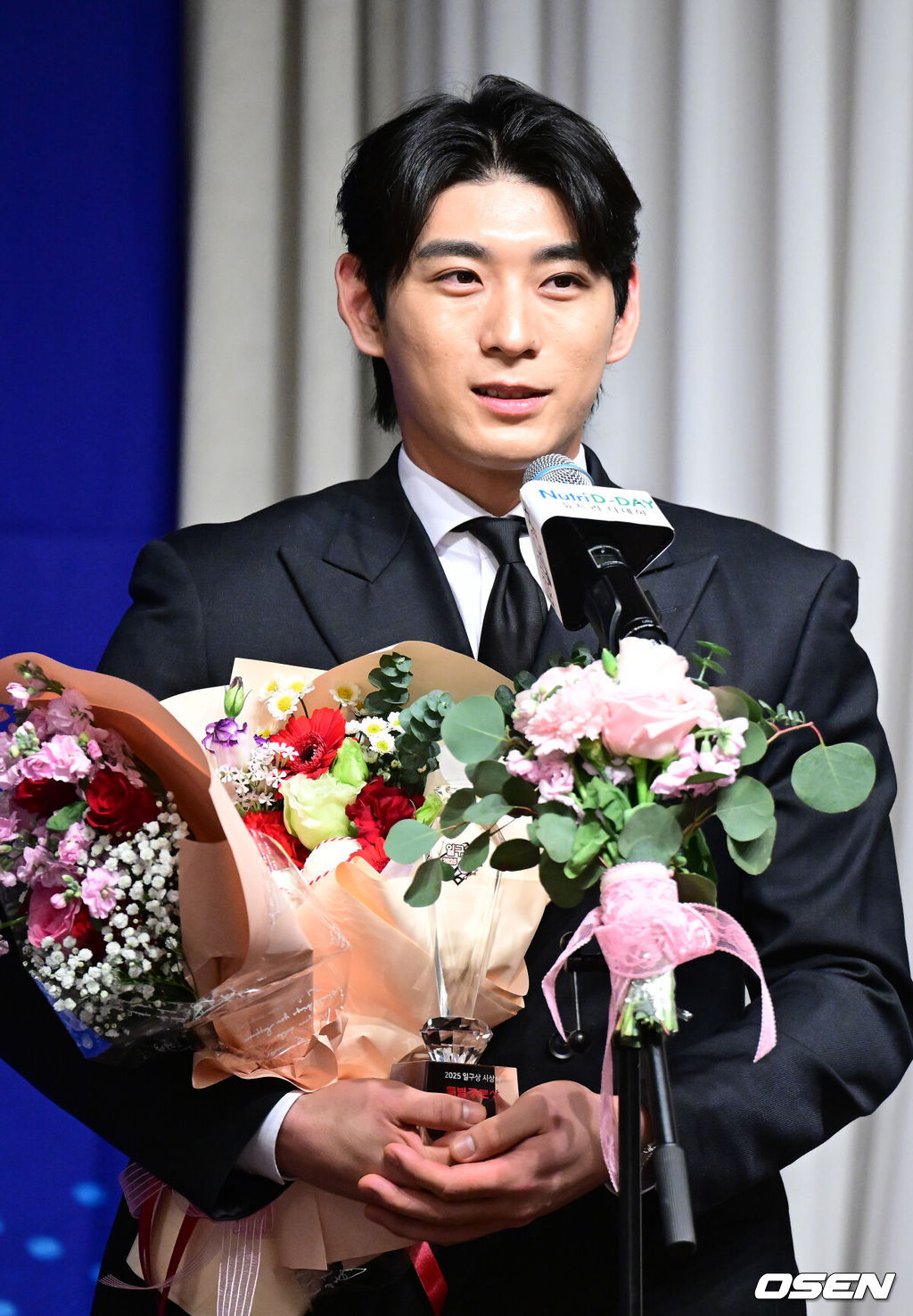 8일 오전 서울 청담동 리베라호텔에서 ‘2025 일구상 시상식’이 열렸다.이번 일구상은 최고 투수상 삼성 원태인, 최고 타자상 키움 송성문, 신인왕으로 KT 안현민 등을 선정했다.메이저리거 이정후가 특별 공로상을 수상한 뒤 소감을 전하고 있다. 2025.12.08 / dreamer@osen.co.kr