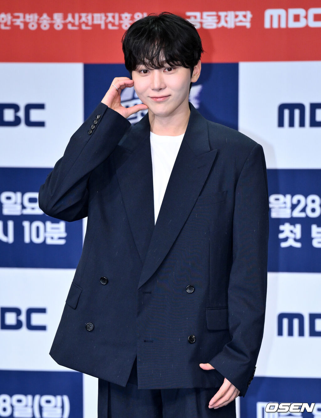 MBC 새 예능 ‘신인감독 김연경’ 제작발표회가 24일 서울 마포구 상암 MBC 골든마우스홀에서 열렸다.오는 28일 첫 방송하는 MBC 새 예능 프로그램 ‘신인감독 김연경’은 신인감독으로 돌아온 배구계의 전설 배구 황제 김연경의 구단 창설 프로젝트다.세븐틴 부승관이 포즈를 취하고 있다.  2025.09.24 /cej@osen.co.kr