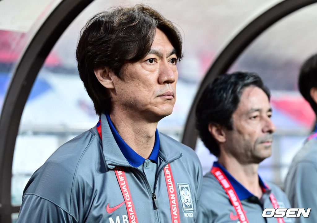 서울월드컵경기장이 화려한 골 폭죽으로 물들었다. 홍명보호가 월드컵 예선 마지막 경기에서 팬들에게 시원한 대승을 선물했다.홍명보 감독이 이끄는 대한민국 축구대표팀은 10일 오후 8시 서울월드컵경기장에서 열린 2026 국제축구연맹(FIFA) 북중미 월드컵 아시아 3차 예선 조별리그 B조 10차전 최종전에서 쿠웨이트를 4-0으로 격파했다.홍명보 감독이 그라운드를 바로보고 있다. 2025.06.10 /cej@osen.co.kr