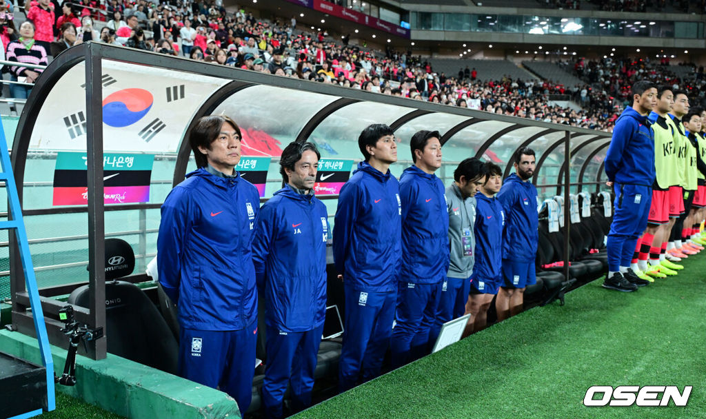 홍명보 감독이 이끄는 대한민국 대표팀과 파라과이의 A매치 평가전이 14일 오후 서울월드컵경기장에서 열렸다.'남미 강호' 파라과이는 지난 10일 일본 원정에서 2-2 무승부를 거두고 온 팀이다. 이번 경기는 홍명보호의 2026 북중미 월드컵 포트 배정을 두고도 중요한 일전이다. 현재 한국은 오스트리아, 호주, 에콰도르와 치열한 포트 2 막차 경쟁을 벌이고 있다.경기 전 홍명보 감독을 비롯한 대표팀이 도열하고 있다. 2025.10.14 /cej@osen.co.kr