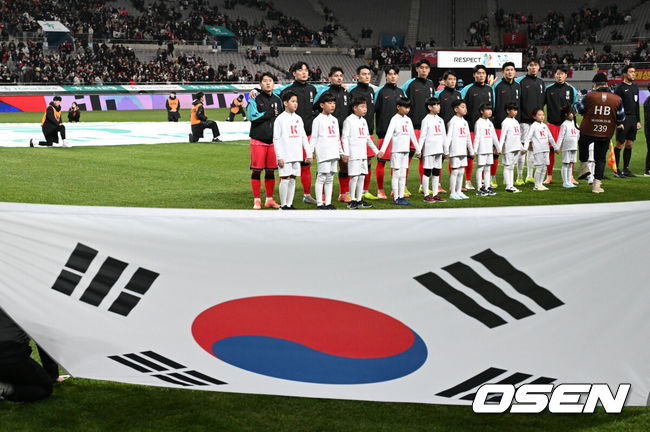 [OSEN=서울월드컵경기장, 이대선 기자] 홍명보 감독이 이끄는 대한민국 축구대표팀이 18일 오후 서울월드컵경기장에서 아프리카 강호 가나와 평가전을 가졌다.홍명보호의 2025년의 끝을 장식할 경기다. 내달 2026 국제축구연맹(FIFA) 북중미 월드컵 조 추첨을 앞두고 열리는 마지막 평가전이기도 하다. 현재 한국은 가나전 결과와 상관없이 사실상 월드컵 포트 2가 확정된 상태다. 아프리카 예선을 뚫고 북중미행에 성공한 가나는 FIFA 랭킹 73위다. 22위 한국보다는 51계단 낮다. 하지만 통산 전적에서 4승 3패로 한국보다 우위다. 경기에 앞서 대한민국 선수들이 애국가를 부르고 있다. 2025.11.18 /sunday@osen.co.kr