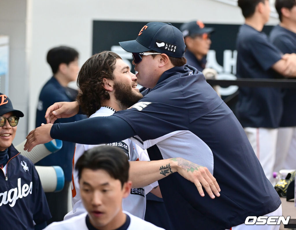 한화 이글스 시절 코디 폰세와 류현진. /OSEN DB