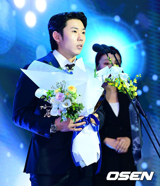 [OSEN=지형준 기자] 24일 오후 서울 잠실 롯데호텔 월드 크리스탈볼룸에서 ‘2025 신한 SOL뱅크 KBO 시상식’이 열렸다.KBO 시상식에서 가장 관심을 모으는 것은 단연 MVP 수상자다. 올해 MVP 레이스는 한화 코디 폰세와 삼성 르윈 디아즈의 2파전이다. 우익수 부문 KBO 수비상을 수상한 삼성 김성윤이 소감을 말하고 있다. 2025.11.24 /jpnews@osen.co.kr