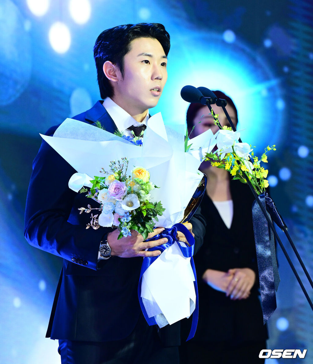 24일 오후 서울 잠실 롯데호텔 월드 크리스탈볼룸에서 ‘2025 신한 SOL뱅크 KBO 시상식’이 열렸다.KBO 시상식에서 가장 관심을 모으는 것은 단연 MVP 수상자다. 올해 MVP 레이스는 한화 코디 폰세와 삼성 르윈 디아즈의 2파전이다. 우익수 부문 KBO 수비상을 수상한 삼성 김성윤이 소감을 말하고 있다. 2025.11.24 /jpnews@osen.co.kr