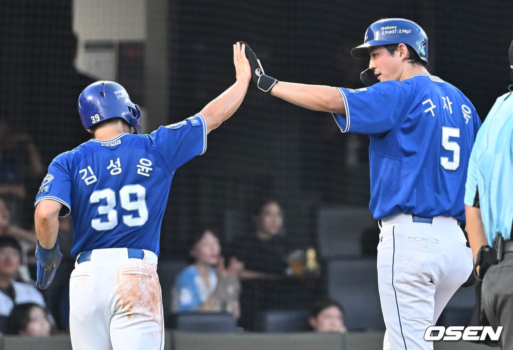 16일 부산 사직야구장에서 2025 신한 SOL 뱅크 KBO 리그 롯데 자이언츠와 삼성 라이온즈의 경기가 열렸다. 홈팀 롯데는 박세웅이, 방문팀 삼성은 최원태가 선발 출전했다.삼성 라이온즈 구자욱과 김성윤이 3회초 무사 2,3루 디아즈의 우익수 오른쪽 2타점 안타때 득점을 올리고 하이파이브를 하고 있다. 2025.08.16 / foto0307@osen.co.kr