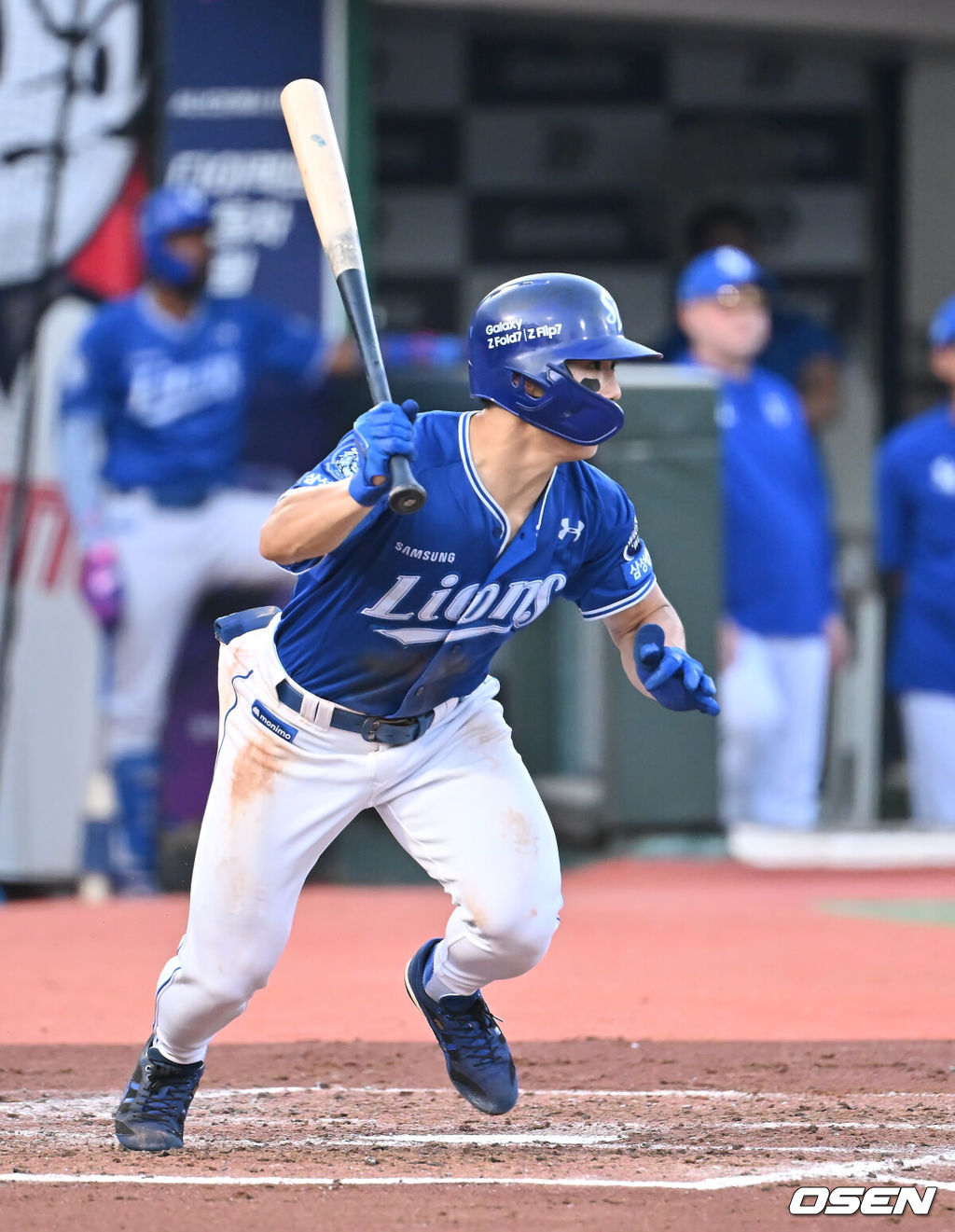 16일 부산 사직야구장에서 2025 신한 SOL 뱅크 KBO 리그 롯데 자이언츠와 삼성 라이온즈의 경기가 열렸다. 홈팀 롯데는 박세웅이, 방문팀 삼성은 최원태가 선발 출전했다.삼성 라이온즈 김성윤이 3회초 중견수 앞 안타를 치고 있다. 2025.08.16 / foto0307@osen.co.kr