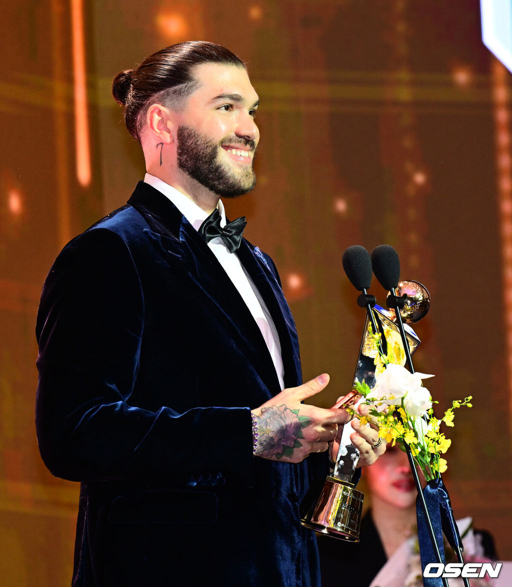 24일 오후 서울 잠실 롯데호텔 월드 크리스탈볼룸에서 ‘2025 신한 SOL뱅크 KBO 시상식’이 열렸다.KBO 시상식에서 가장 관심을 모으는 것은 단연 MVP 수상자다. 올해 MVP 레이스는 한화 코디 폰세와 삼성 르윈 디아즈의 2파전이다. 한화 폰세가 MVP에 선정되며 소감을 말하고 있다. 2025.11.24 /jpnews@osen.co.kr