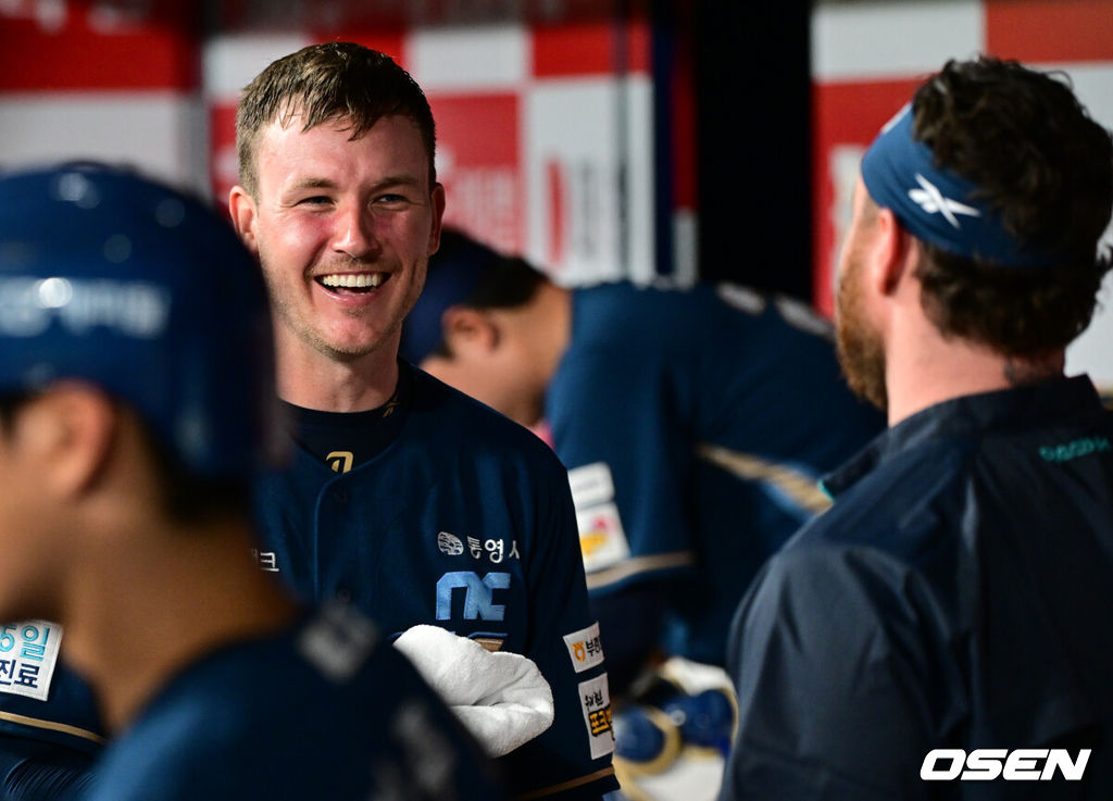 11일 오후 서울 고척스카이돔에서 2025 신한 SOL Bank KBO리그 키움 히어로즈와 NC 다이노스의 경기가 열렸다.키움은 하영민, NC는 라일리를 선발 투수로 내세웠다.NC 선발 라일리가 7회까지 무실점으로 15개의 삼진을 잡아낸 뒤 더그아웃에서 동료들과 기뻐하고 있다. NC 다이노스 구단 역대 한 경기 최다 탈삼진 기록. 2025.06.11 /cej@osen.co.kr