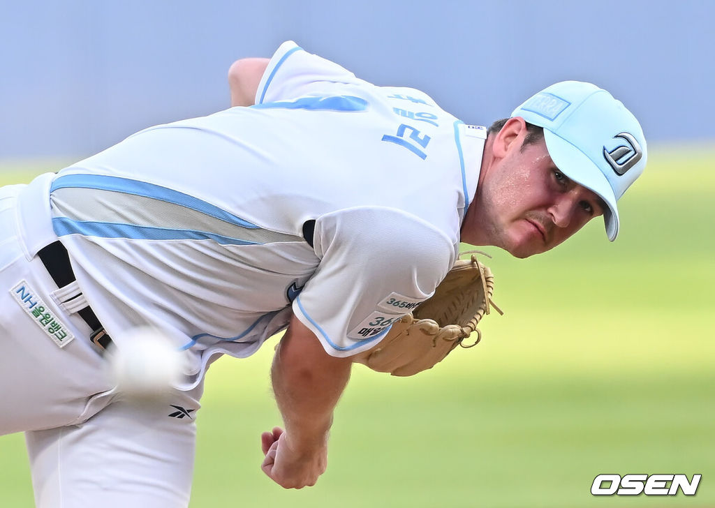 6일 창원NC파크에서 2025 신한 SOL 뱅크 KBO 리그 NC 다이노스와 SSG 랜더스의 경기가 열렸다. 홈팀 NC는 라일리가, 방문팀 SSG는 김건우가 선발 출전했다. NC 다이노스 선발투수 라일리가 역투하고 있다. 2025.07.06 / foto0307@osen.co.kr