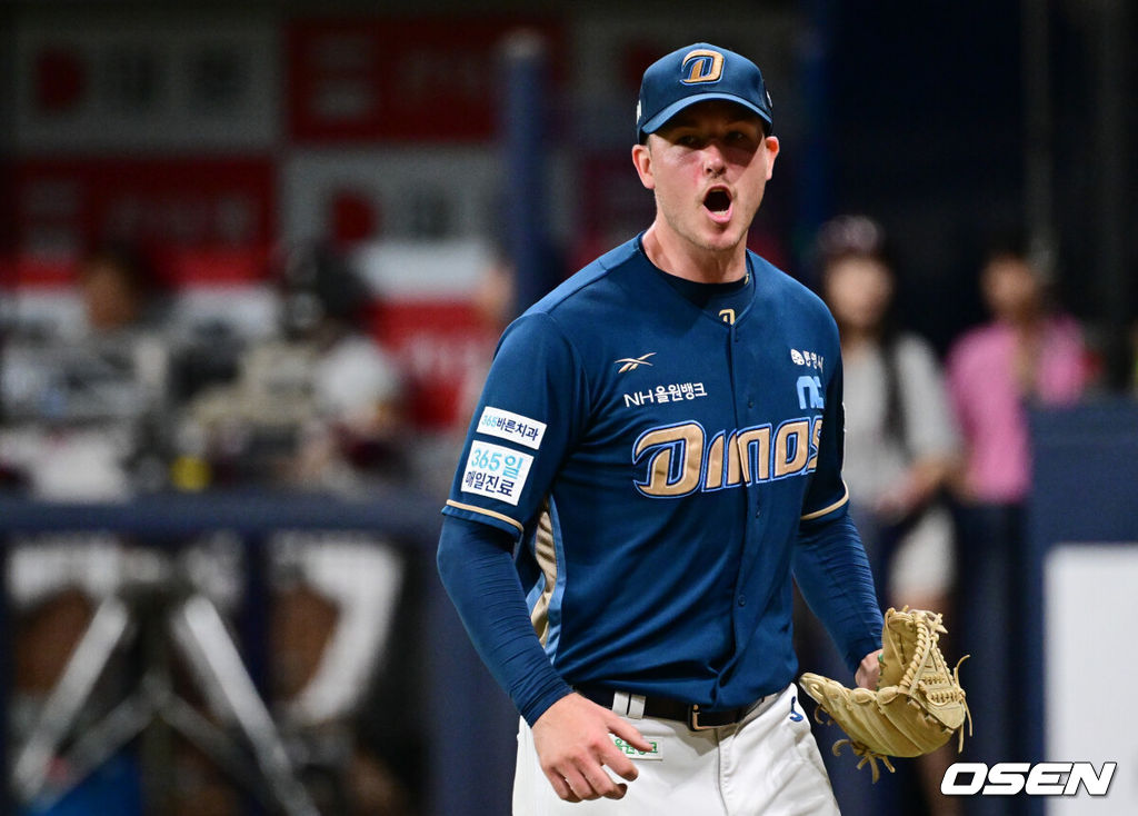 11일 오후 서울 고척스카이돔에서 2025 신한 SOL Bank KBO리그 키움 히어로즈와 NC 다이노스의 경기가 열렸다.키움은 하영민, NC는 라일리를 선발 투수로 내세웠다.6회말 2사 1,2루 NC 선발 라일리가 키움 최주환에게 외야 뜬공을 유도하며 이닝을 마친 뒤 안도하고 있다. 2025.06.11 /cej@osen.co.kr