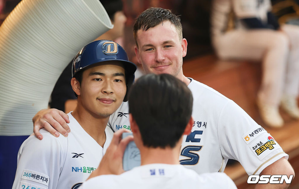4일 창원NC파크에서 2025 신한 SOL 뱅크 KBO 리그 NC 다이노스와 SSG 랜더스의 경기가 열렸다. 홈팀 NC는 라일리가, 방문팀 SSG는 김광현이 선발 출전했다. NC 다이노스 김휘집이 2회말 무사 1,3루 좌월 3점 홈런을 치고 라일리와 사진을 찍고 있다. 2025.10.04 / foto0307@osen.co.kr
