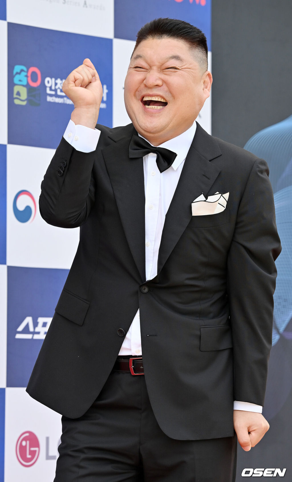 19일 오후 인천 중구 인천 파라다이스시티에서 제1회 청룡시리즈어워즈 레드카펫 행사가 열렸다.방송인 강호동이 레드카펫을 밟으며 포즈를 취하고 있다. 2022.07.19 / rumi@osen.co.kr