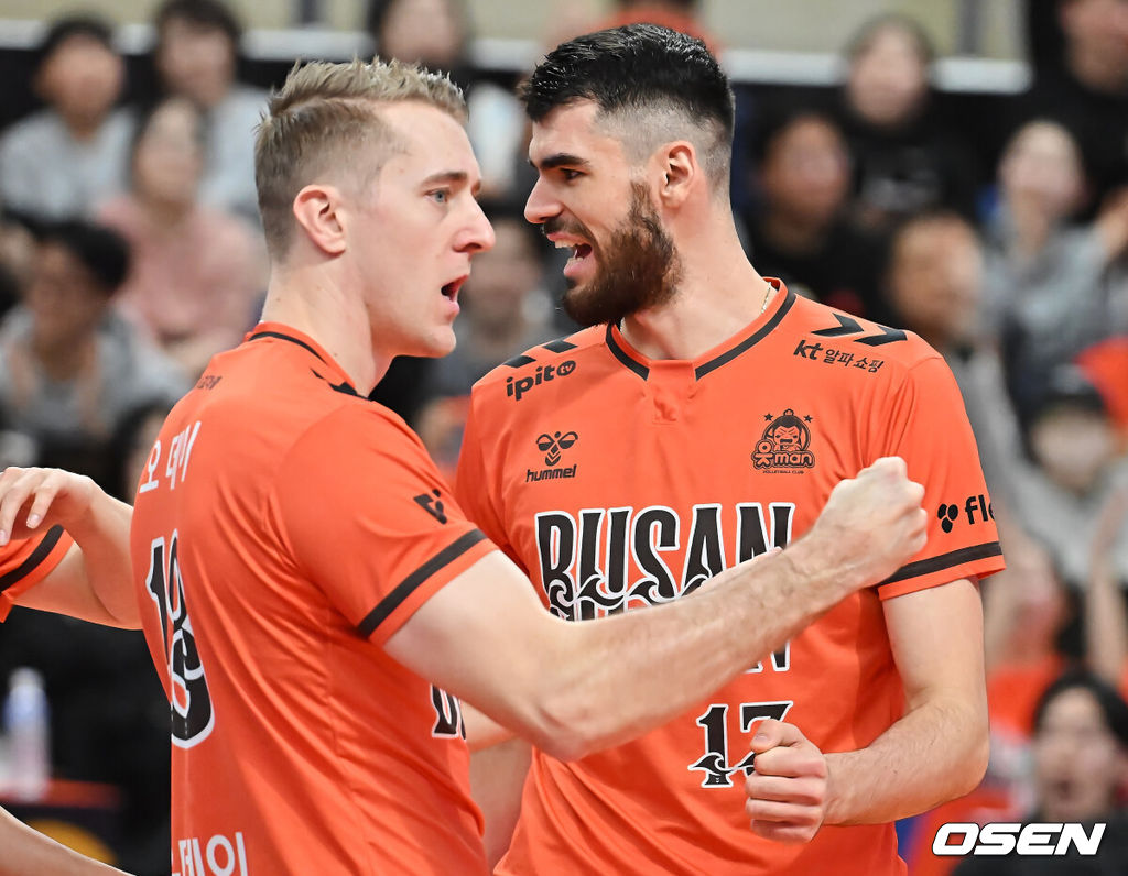 12일 부산 강서실내체육관에서 진에어 2025-2026 V리그 남자부 OK저축은행과 대한항공의 경기가 열렸다. 남자배구에서 파죽의 10연승을 달리는 대한항공과 '상위팀 킬러'로 통하는 OK저축은행이 외나무다리 대결을 펼쳤다.OK저축은행 디미트로프와 오데이가 득점을 올리고 기뻐하고 있다. 2025.12.12 / foto0307@osen.co.kr