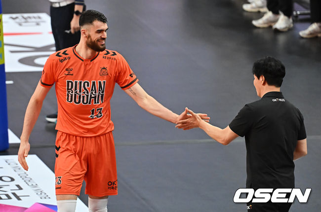 [OSEN=부산, 이석우 기자] 12일 부산 강서실내체육관에서 진에어 2025-2026 V리그 남자부 OK저축은행과 대한항공의 경기가 열렸다. 남자배구에서 파죽의 10연승을 달리는 대한항공과 '상위팀 킬러'로 통하는 OK저축은행이 외나무다리 대결을 펼쳤다.OK저축은행 디미트로프가 득점에 성공하고 신영철 감독과 하이파이브를 하고 있다. 2025.12.12 / foto0307@osen.co.kr