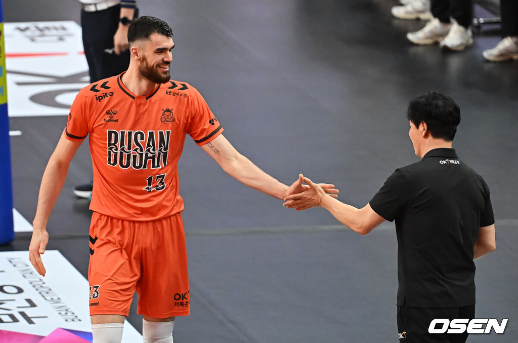 12일 부산 강서실내체육관에서 진에어 2025-2026 V리그 남자부 OK저축은행과 대한항공의 경기가 열렸다. 남자배구에서 파죽의 10연승을 달리는 대한항공과 '상위팀 킬러'로 통하는 OK저축은행이 외나무다리 대결을 펼쳤다.OK저축은행 디미트로프가 득점에 성공하고 신영철 감독과 하이파이브를 하고 있다. 2025.12.12 / foto0307@osen.co.kr