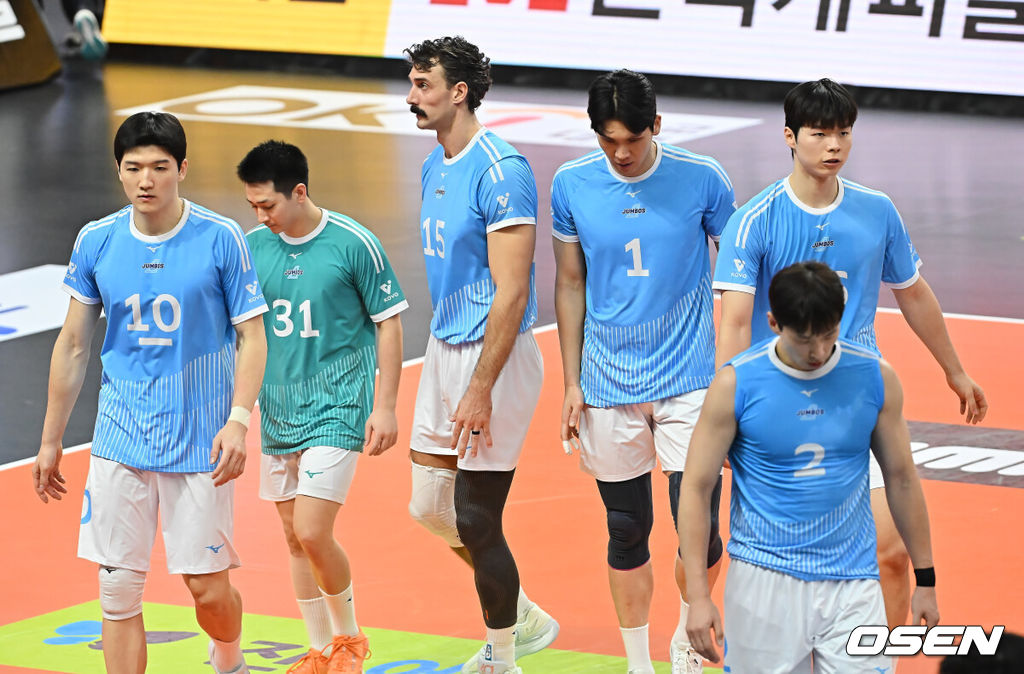 12일 부산 강서실내체육관에서 진에어 2025-2026 V리그 남자부 OK저축은행과 대한항공의 경기가 열렸다. 남자배구에서 파죽의 10연승을 달리는 대한항공과 '상위팀 킬러'로 통하는 OK저축은행이 외나무다리 대결을 펼쳤다.대한항공 선수들이 1세트에 이어 2세트도 패한 후 어두운 표정을 짓고 있다. 2025.12.12 / foto0307@osen.co.kr