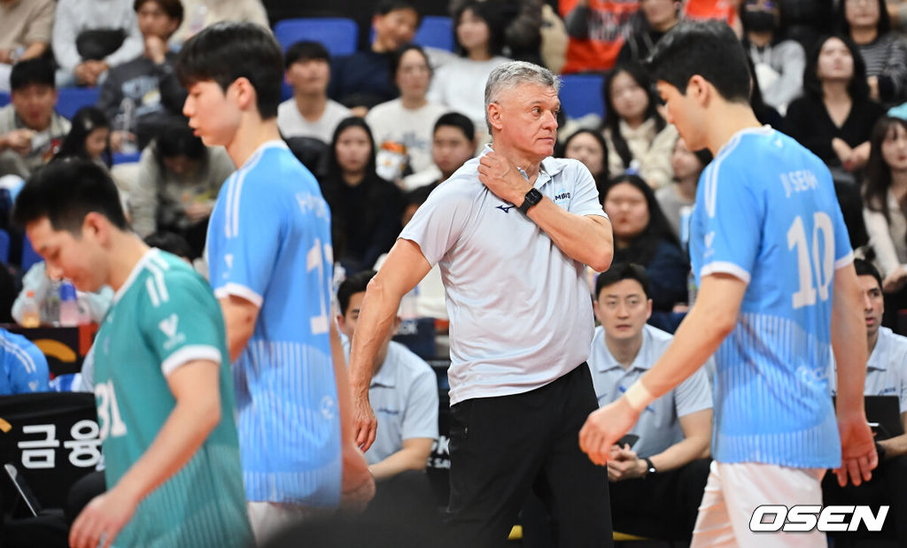 12일 부산 강서실내체육관에서 진에어 2025-2026 V리그 남자부 OK저축은행과 대한항공의 경기가 열렸다. 남자배구에서 파죽의 10연승을 달리는 대한항공과 '상위팀 킬러'로 통하는 OK저축은행이 외나무다리 대결을 펼쳤다.대한항공 달조토 헤난 감독이 안풀리는 경기에 아쉬운 표정을 짓고 있다. 2025.12.12 / foto0307@osen.co.kr