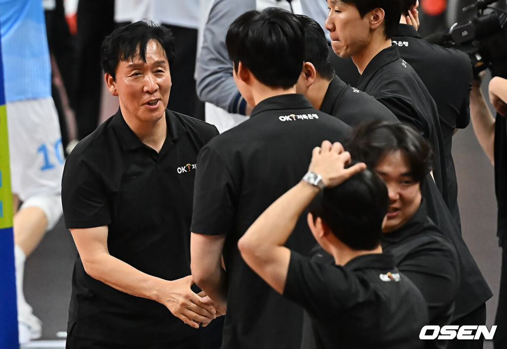 12일 부산 강서실내체육관에서 진에어 2025-2026 V리그 남자부 OK저축은행과 대한항공의 경기가 열렸다. 남자배구에서 파죽의 10연승을 달리는 대한항공과 '상위팀 킬러'로 통하는 OK저축은행이 외나무다리 대결을 펼쳤다.OK저축은행 신영철 감독이 대한항공에 세트 스코어 3-0으로 승리한 후 코치진과 기쁨을 나누고 있다. 2025.12.12 / foto0307@osen.co.kr