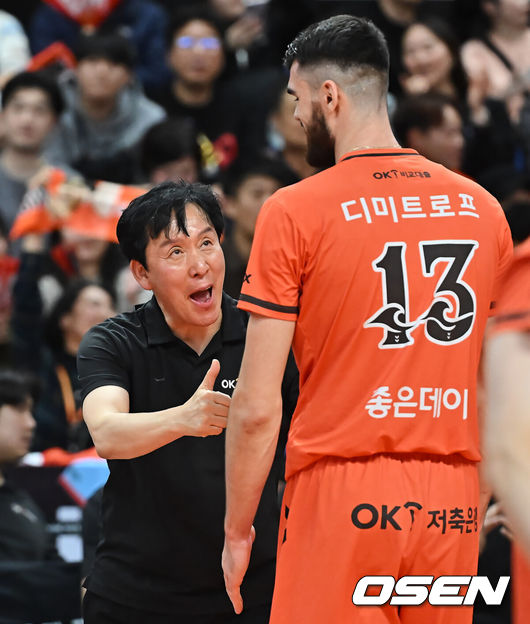 [OSEN=부산, 이석우 기자] 12일 부산 강서실내체육관에서 진에어 2025-2026 V리그 남자부 OK저축은행과 대한항공의 경기가 열렸다. 남자배구에서 파죽의 10연승을 달리는 대한항공과 '상위팀 킬러'로 통하는 OK저축은행이 외나무다리 대결을 펼쳤다.OK저축은행 신영철 감독이 득점에 성공한 디미트로프와 기뻐하고 있다. 2025.12.12 / foto0307@osen.co.kr
