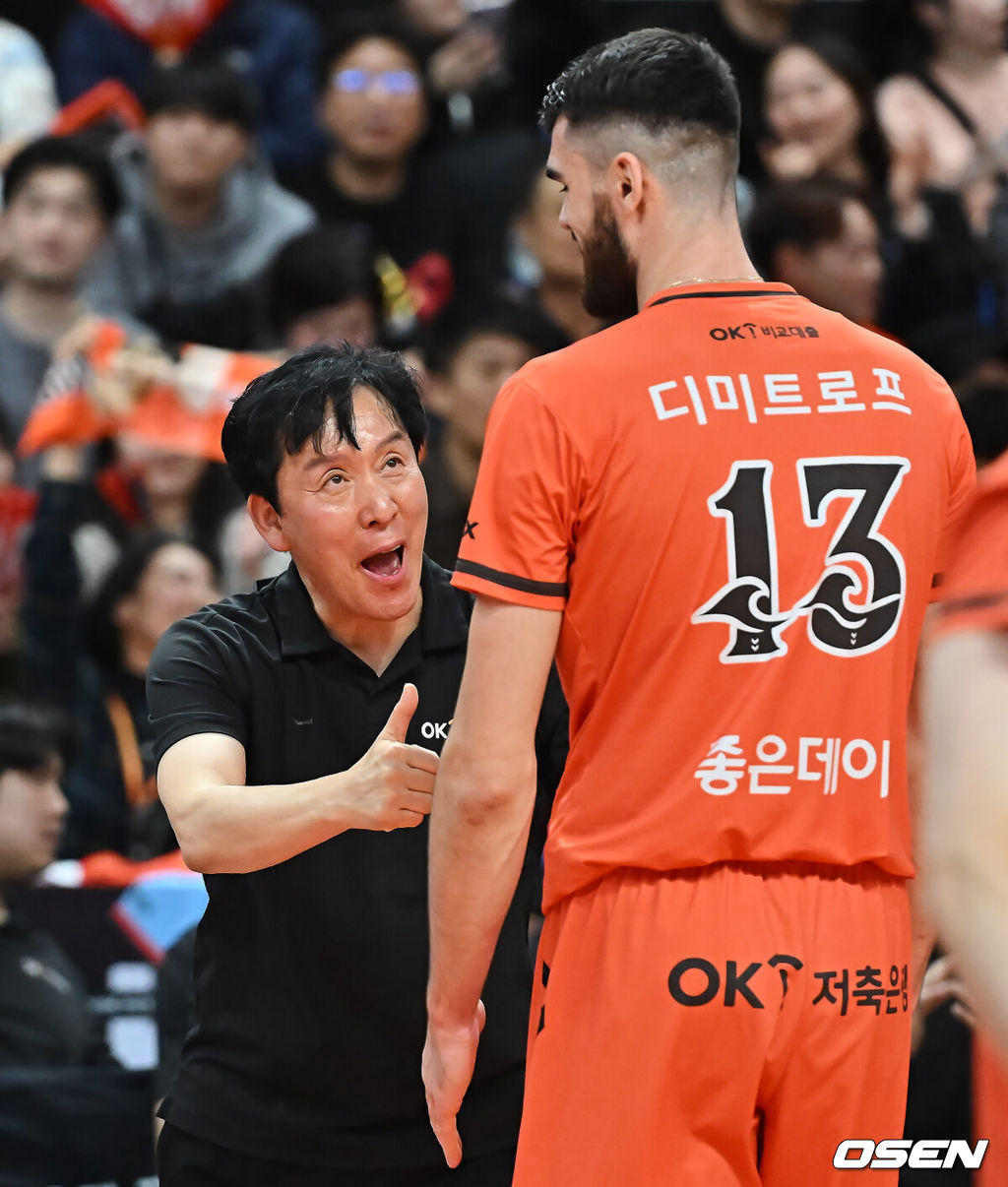 12일 부산 강서실내체육관에서 진에어 2025-2026 V리그 남자부 OK저축은행과 대한항공의 경기가 열렸다. 남자배구에서 파죽의 10연승을 달리는 대한항공과 '상위팀 킬러'로 통하는 OK저축은행이 외나무다리 대결을 펼쳤다.OK저축은행 신영철 감독이 득점에 성공한 디미트로프와 기뻐하고 있다. 2025.12.12 / foto0307@osen.co.kr