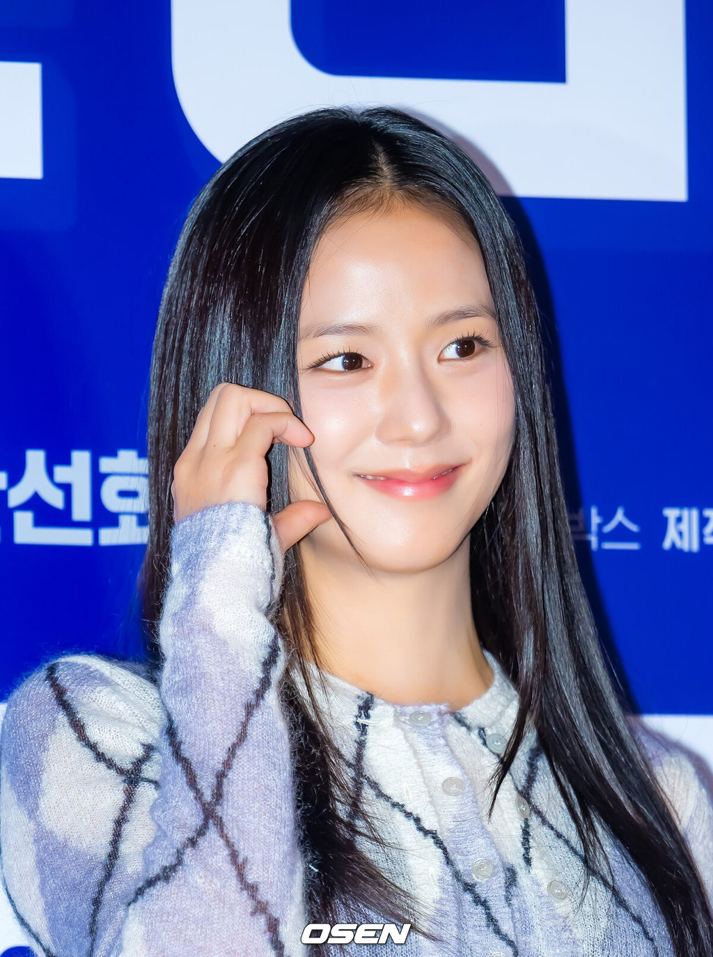 27일 오후 서울 롯데시네마 월드타워 씨네파크에서 영화 '퍼스트 라이드' VIP 시사회 포토월 행사가 열렸다.'퍼스트 라이드'는 끝을 보는 놈 태정(강하늘), 해맑은 놈 도진(김영광), 잘생긴 놈 연민(차은우), 눈 뜨고 자는 놈 금복(강영석), 사랑스러운 놈 옥심(한선화)까지 뭉치면 더 웃긴 24년 지기 친구들이 첫 해외여행을 떠나는 대환장 코미디 영화. 블랙핑크 지수가 포토타임을 갖고 있다. 2025.10.27 /rumi@osen.co.kr