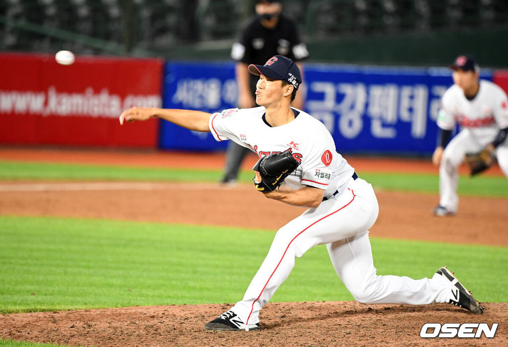 삼성은 26일 부산 사직구장에서 열린 원정 경기에서 연장 혈투 끝에 6-4로 승리했다. 오승환은 개인 통산 280세이브를 달성했고 이성곤은 프로 데뷔 6년 만에 첫 홈런을 신고했다. 반면 롯데 선발 댄 스트레일리는 퀄리티스타트 플러스 달성에도 승운과 거리가 멀었다. 연장 10회초 롯데 박명현이 역투하고 있다. /jpnews@osen.co.kr