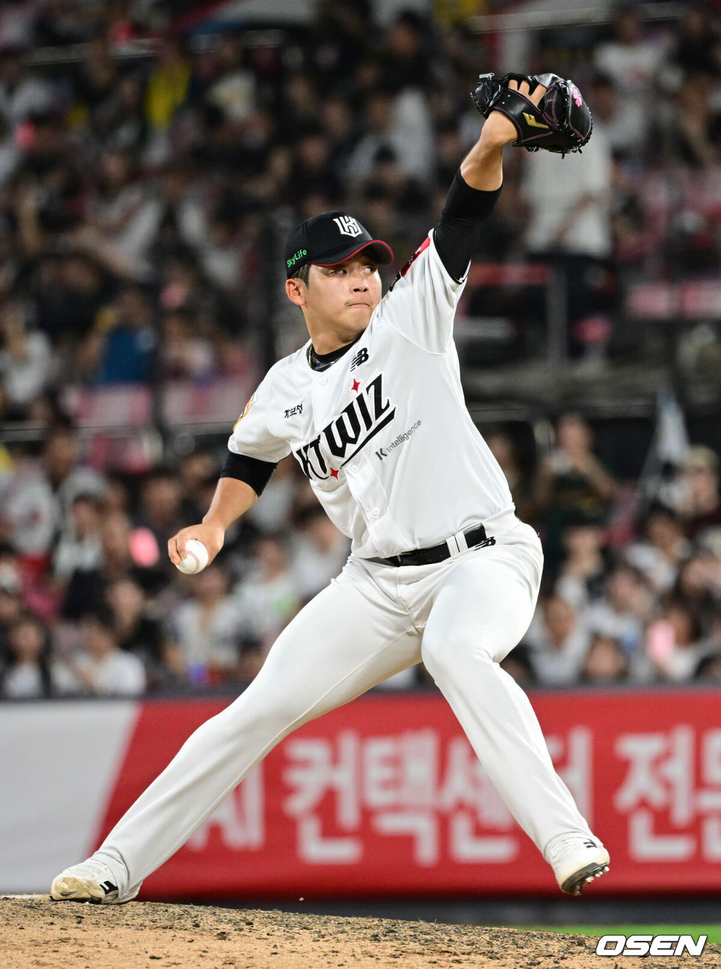 3일 오후 수원KT위즈파크에서 ‘2025 신한 SOL BANK KBO리그’ KT 위즈와 롯데 자이언츠의 경기가 진행됐다.이날 경기에 KT는 헤이수스, 롯데는 감보아를 선발투수로 내세웠다. 9회초 KT 박영현이 역투하고 있다. 2025.09.03 /cej@osen.co.kr