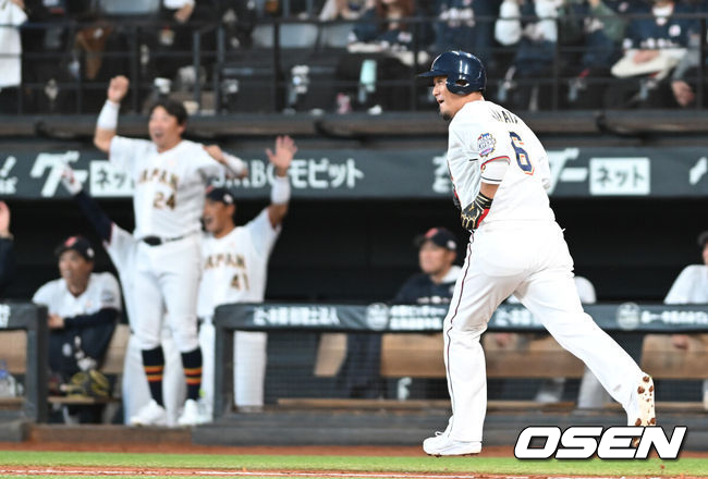 30일 일본 에스콘필드 홋카이도에서 ‘한일 드림 플레이어즈 게임’이 열렸다. 이 게임은 한국과 일본 프로야구를 대표했던 스타들이 총 출동해 양국의 우정을 이어간다. 4회말 나카타 쇼가 홈런을 치고 기뻐하고 있다./spjj@osen.co.kr