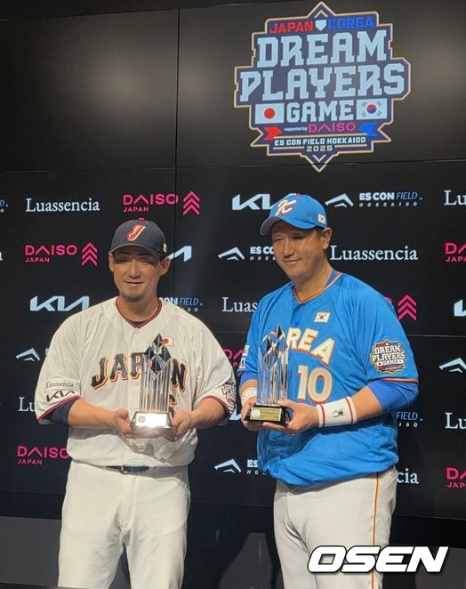 30일 일본 에스콘필드 홋카이도에서 열린 ‘한일 드림 플레이어즈 게임’에서 MVP를 수상한 이대호(오른쪽)와 MIP를 받은 나카타 쇼가 기념 촬영을 하고 있다. /orange@osen.co.kr