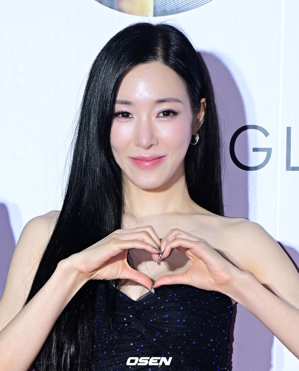 6일 오후 부산 해운대구 영화의전당 BIFF 야외무대에서 제29회 부산국제영화제 '2024 아시아콘텐츠어워즈&글로벌OTT어워즈’가 열렸다.이번 부산국제영화제(이하 부국제)에서는 지난 2일 개막작 ‘전.란’을 시작으로 상영작 54편을 포함해 총 63개국의 영화작품 278편을 영화의전당, CGV센텀시티, 롯데시네마 센텀시티, 영화진흥위원회 표준시사실, 메가박스 부산극장 등 총 5개 극장 26개 상영관에서 만나 볼 수 있다.배우 티파니 영이 포즈를 취하고 있다. 2024.10.06 / jpnews@osen.co.kr