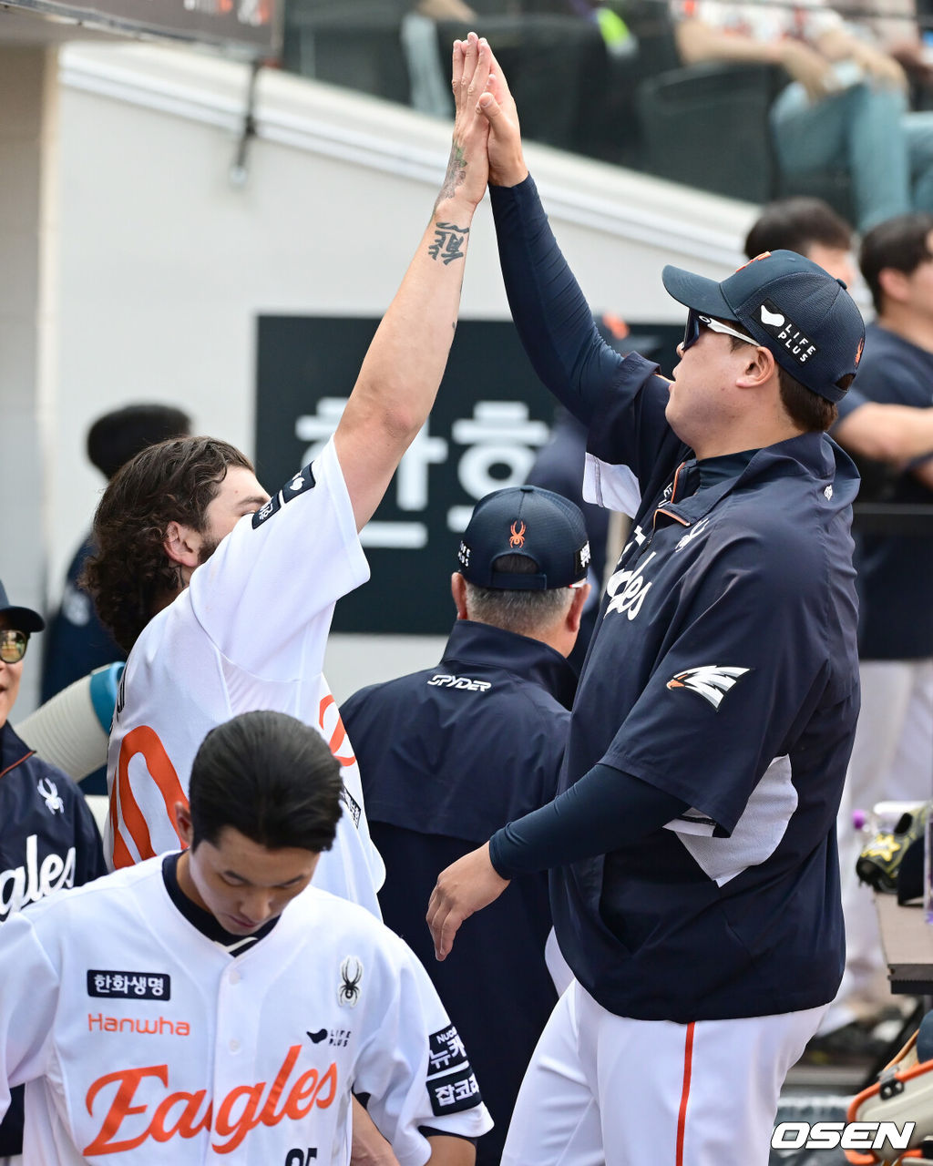 3일 오후 대전 한화생명볼파크에서 ‘2025 신한 SOL Bank KBO리그’ 한화 이글스와 KT 위즈의 경기가 열렸다.이날 홈팀 한화는 폰세, KT는 쿠에바스를 선발로 내세웠다.6회초 종료 후 한화 폰세, 류현진이 더그아웃에서 이야기를 나누고 있다. 2025.06.03 / ksl0919@osen.co.kr