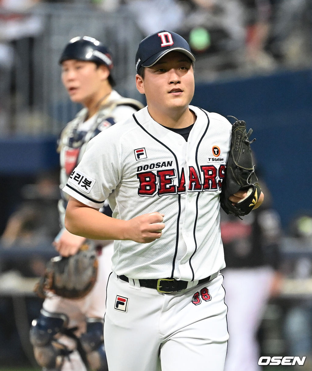 18일 오후 서울 고척스카이돔에서 두산 베어스와 KT 위즈의 2021시즌 KBO리그 한국시리즈 4차전이 열렸다.4회초 1사 1루에서 두산 권휘가 마운드를 내려가고 있다. 2021.11.18 /sunday@osen.co.kr