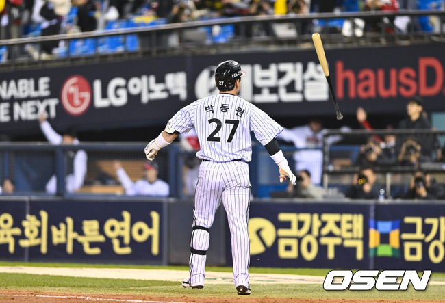 [OSEN=잠실, 박준형 기자] 27일 오후 서울 잠실야구장에서 2025 신한 SOL Bank KBO리그 포스트시즌 한국시리즈 2차전 LG 트윈스와 한화 이글스의 경기가 열렸다.LG는 임찬규, 한화는 류현진을 선발 투수로 내세웠다.3회말 1사 1루 LG 박동원이 2점 홈런을 날리고 방망이를 던지고 있다.  2025.10.27 / soul1014@osen.co.kr