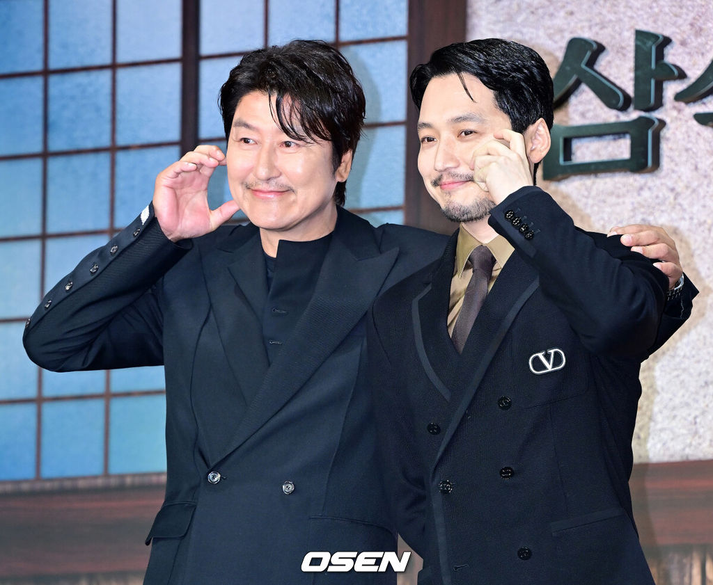 8일 오전 서울 강남구 삼성동 그랜드 인터컨티넨탈 서울 파르나스 그랜드볼룸에서 디즈니+ 오리지널 시리즈 '삼식이 삼촌'(각본감독 신연식) 제작발표회가 열렸다.'삼식이 삼촌'은 전쟁 중에도 하루 세끼를 반드시 먹인다는 삼식이 삼촌(송강호)과 모두가 잘 먹고 잘 사는 나라를 만들고자 했던 엘리트 청년 김산(변요한)이 혼돈의 시대 속 함께 꿈을 이루고자 하는 뜨거운 이야기를 그린 작품.배우 송강호의 첫 시리즈물이자, 탄탄한 필력과 섬세한 연출력으로 독창적인 작품을 선보인 신연식 감독과 변요한, 이규형, 진기주, 서현우 등 믿고 보는 배우들의 만남으로 뜨거운 화제를 모으고 있다. 배우 송강호, 변요한이 포토타임을 갖고 있다. 2024.05.08 /rumi@osen.co.kr