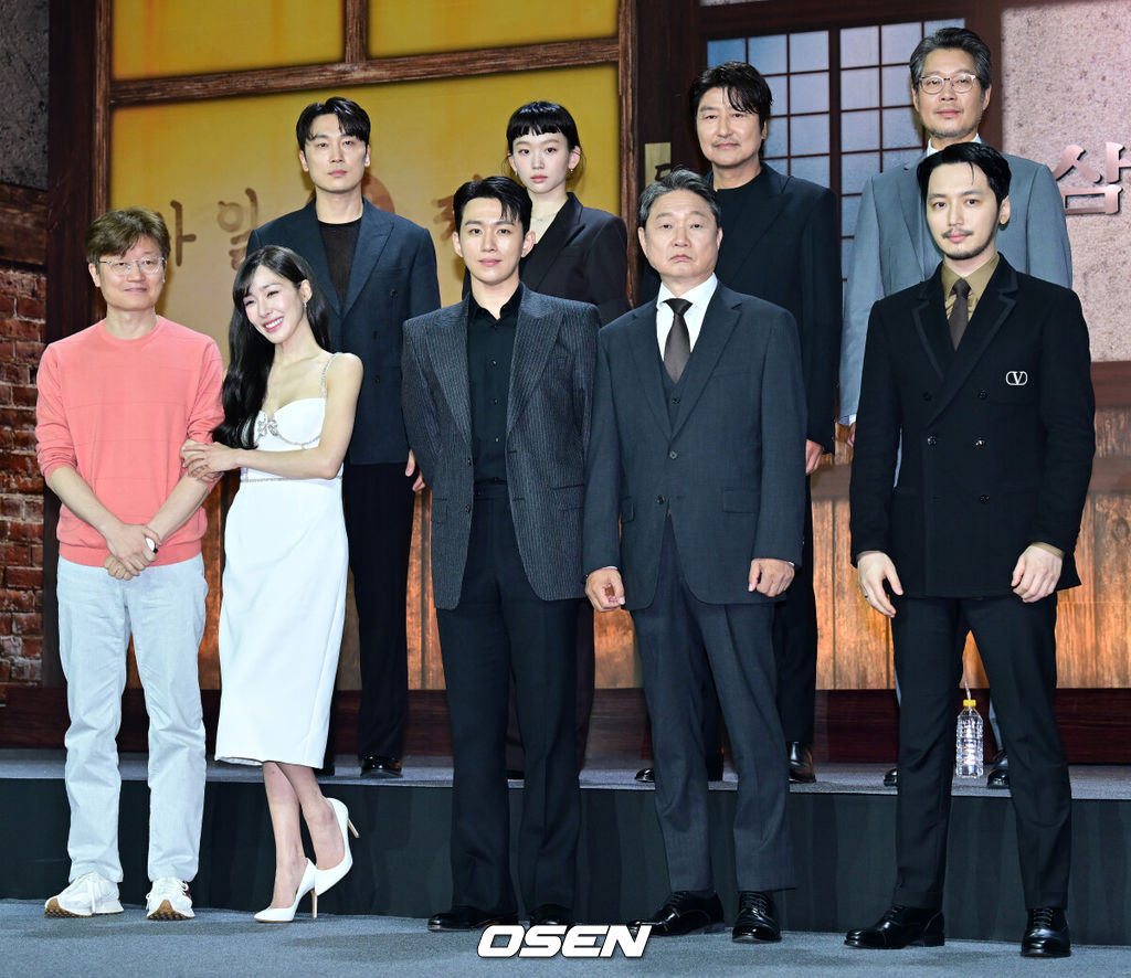 8일 오전 서울 강남구 삼성동 그랜드 인터컨티넨탈 서울 파르나스 그랜드볼룸에서 디즈니+ 오리지널 시리즈 '삼식이 삼촌'(각본감독 신연식) 제작발표회가 열렸다.'삼식이 삼촌'은 전쟁 중에도 하루 세끼를 반드시 먹인다는 삼식이 삼촌(송강호)과 모두가 잘 먹고 잘 사는 나라를 만들고자 했던 엘리트 청년 김산(변요한)이 혼돈의 시대 속 함께 꿈을 이루고자 하는 뜨거운 이야기를 그린 작품.배우 송강호의 첫 시리즈물이자, 탄탄한 필력과 섬세한 연출력으로 독창적인 작품을 선보인 신연식 감독과 변요한, 이규형, 진기주, 서현우 등 믿고 보는 배우들의 만남으로 뜨거운 화제를 모으고 있다. 배우 송강호, 변요한, 진기주, 서현우, 오승훈, 주진모, 티파니 영, 유재명과 신연식 감독이 포토타임을 하고 있다. 2024.05.08 /rumi@osen.co.kr