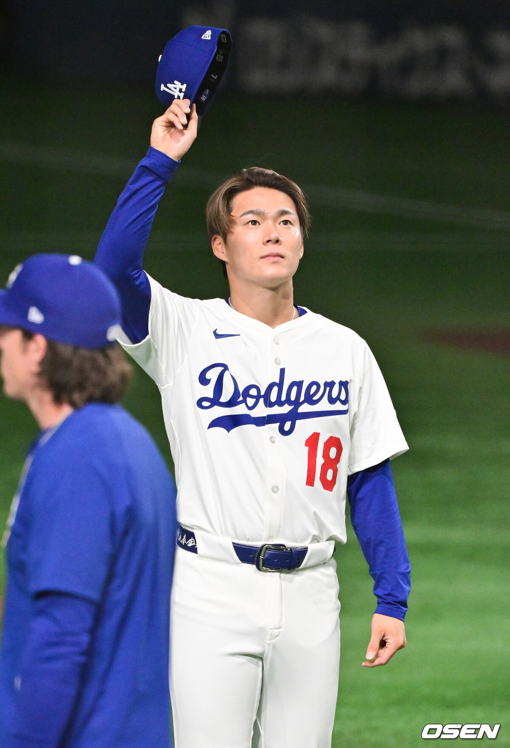19일 오후 일본 도쿄돔에서 MLB 월드투어 도쿄 개막시리즈 2차전 시카고 컵스와 LA 다저스의 경기가 진행됐다이날 선발투수로 시카고컵스는 저스틴 스틸을, LA다저스는 사사키를 내세웠다. 경기 앞두고 식전행사에서 LA 다저스 야마모토가 팬들에게 인사를 하고 있다. 2025.03.19 / soul1014@osen.co.kr