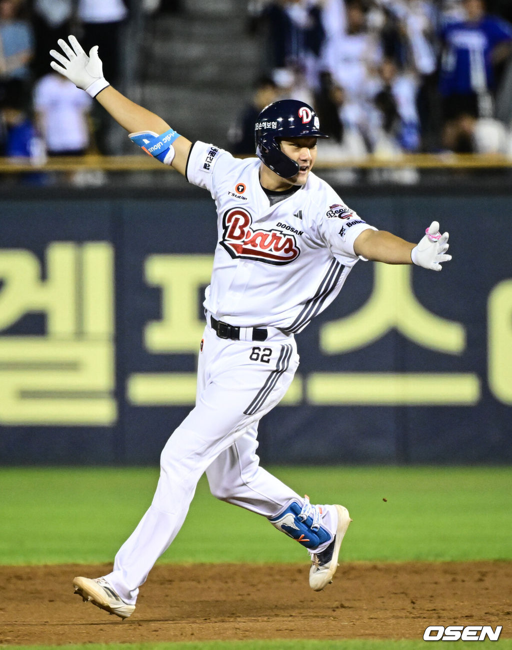프로야구 두산 베어스가 5연패 사슬을 끊었다. 삼성 라이온즈의 질주도 막았다.두산은 28일 잠실구장에서 열린 삼성 라이온즈와 홈경기에서 7-6 승리를 거뒀다. 연장 10회말 안재석의 끝내기가 나왔다. 전날(27일) 1-14 완패를 당한 두산은 5연패에서 벗어났다. 반면 삼성의 질주는 5연승까지였다.두산 안재석이 연장 10회말 1,2루에서 끝내기 안타를 날린 뒤 기뻐하고 있다. 2025.08.28 /cej@osen.co.kr