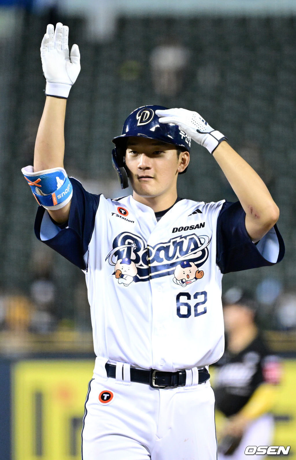 22일 서울 잠실야구장에서 ‘2025 신한 SOL Bank KBO리그’ 두산 베어스와 KT 위즈의 경기가 열렸다.홈팀 두산은 최민석, 방문팀 KT는 헤이수스를 선발로 내세웠다.5회말 1사 1, 3루 상황 두산 안재석이 동점 1타점 적시타를 날리고 1루에 안착해 기뻐하고 있다. 2025.08.22 / dreamer@osen.co.kr