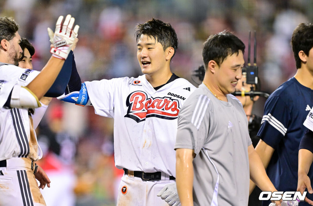15일 오후 서울 잠실구장에서 ‘2025 신한 SOL BANK KBO리그’ 두산 베어스와 KIA 타이거즈의 경기가 진행됐다.이날 두산은 잭로그를, KIA는 김도현을 선발투수로 내세웠다. 연장 11회말 두산 안재석이 끝내기 홈런을 날리고 동료들의 축하를 받고 있다 2025.08.15 / soul1014@osen.co.kr