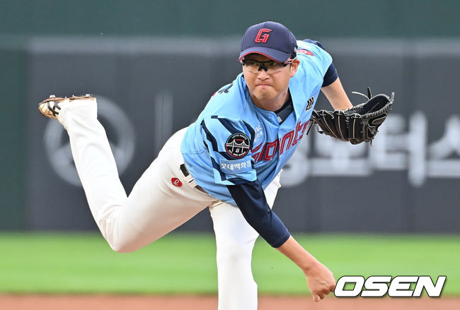 [OSEN=부산, 이석우 기자] 10일 부산 사직야구장에서 2025 신한 SOL 뱅크 KBO 리그 롯데 자이언츠와 SSG 랜더스의 경기가 열렸다. 홈팀 롯데는 박세웅이, 방문팀 SSG는 김건우가 선발 출전했다.롯데 자이언츠 선발 투수 박세웅이 역투하고 있다. 2025.08.10 / foto0307@osen.co.kr