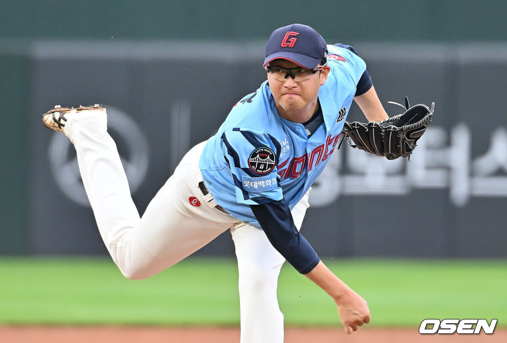 10일 부산 사직야구장에서 2025 신한 SOL 뱅크 KBO 리그 롯데 자이언츠와 SSG 랜더스의 경기가 열렸다. 홈팀 롯데는 박세웅이, 방문팀 SSG는 김건우가 선발 출전했다.롯데 자이언츠 선발 투수 박세웅이 역투하고 있다. 2025.08.10 / foto0307@osen.co.kr