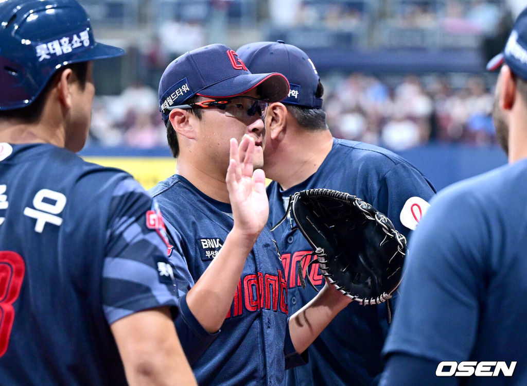 3일 오후 서울 고척스카이돔에서 ‘2025 신한 SOL Bank KBO리그’ 키움 히어로즈와 롯데 자이언츠의 경기가 열렸다.홈팀 키움은 정세영, 방문팀 롯데는 박세웅을 선발로 내세웠다.4회말 키움 공격을 무실점으로 막아낸 롯데 선발 박세웅이 더그아웃으로 향하며 동료들과 인사를 나누고 있다. 2025.08.03 / dreamer@osen.co.kr