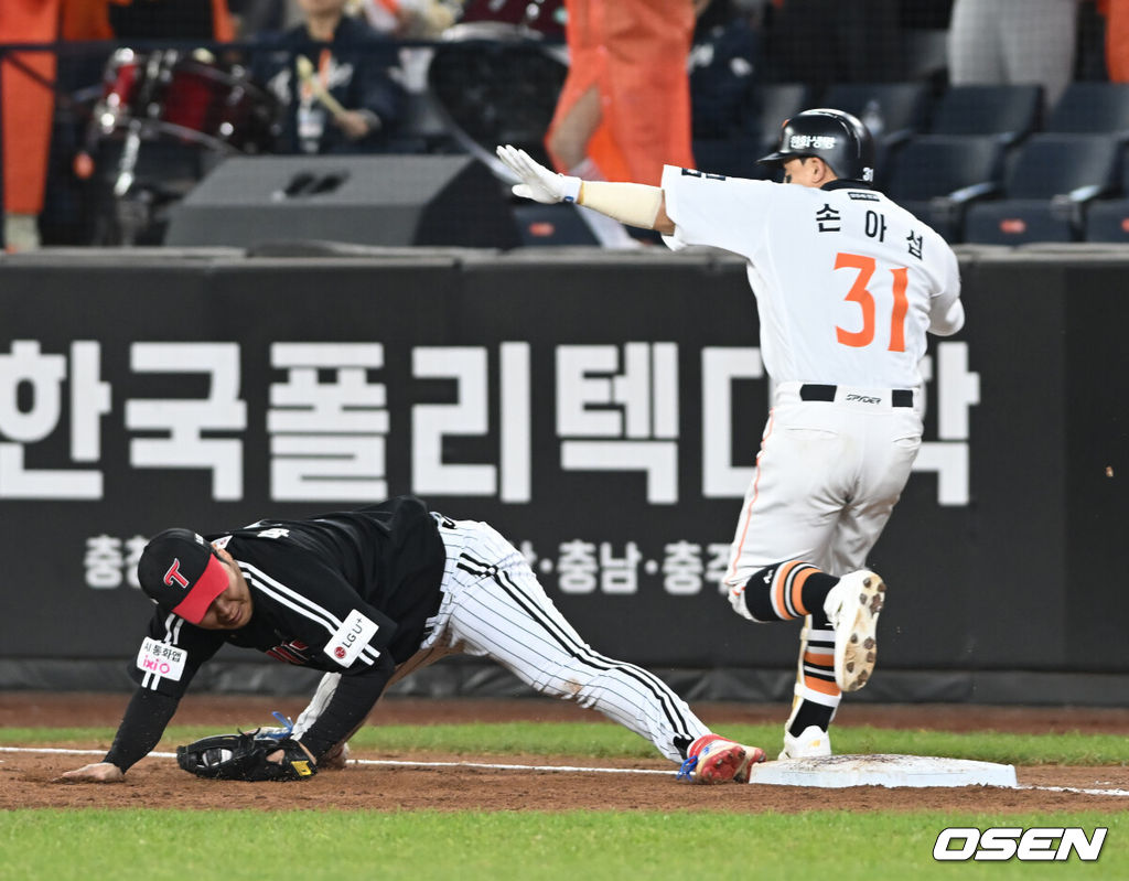 30일 대전 한화생명볼파크에서 2025 신한 SOL Bank KBO리그 포스트시즌 한국시리즈 4차전 한화 이글스와 LG 트윈스의 경기가 열렸다.이날 경기에 한화는 와이스를, LG는 치리노스를 선발투수로 내세웠다. 3회초 1사 손아섭이 내야안타로 진루하고 있다. 2025.10.30/spjj@osen.co.kr