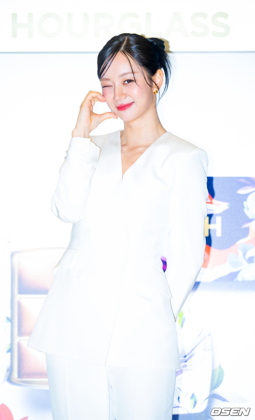 24일 오전 서울 여의도 더현대 서울에서 아워글래스 팝업 스토어 포토콜 행사가 진행됐다.이날 행사에는 그룹 걸스데이 출신 배우 혜리가 참석했다.혜리가 입장하며 포즈를 취하고 있다. 2025.10.24 / rumi@osen.co.kr